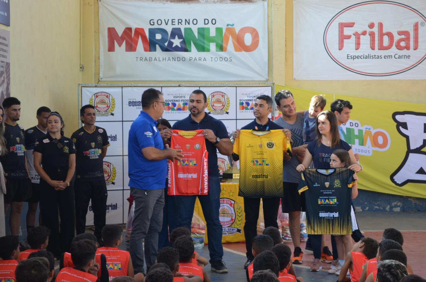 Projeto Alvorada recebe uniformes patrocinado pela Equatorial Maranhão