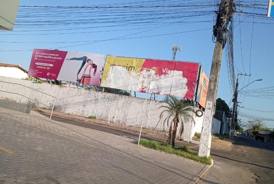 Publicidade de aplicativo de transporte é danificada em Imperatriz