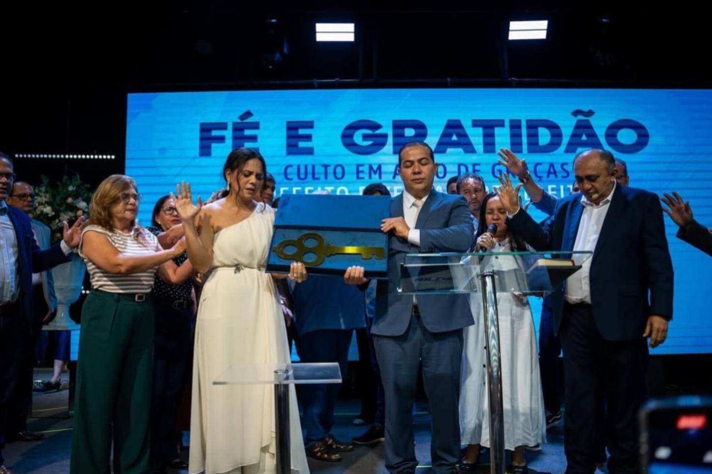 Prefeito Rildo Amaral simboliza entrega da chave da cidade a Jesus Cristo na Igreja Nova Aliança