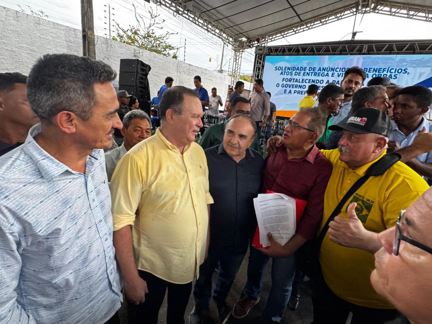 Abaixo-assinado reivindicando o asfaltamento da Estrada do Setor Agrícola é entregue a Brandão