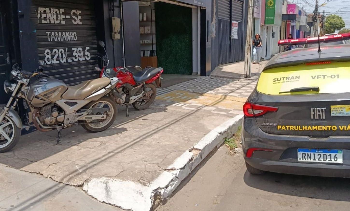 Agentes da SUTRAN iniciam fiscalização para retirar veículos de calçadas e orientar população sobre o direito de ir e vir dos pedestres - Foto: Sutran.