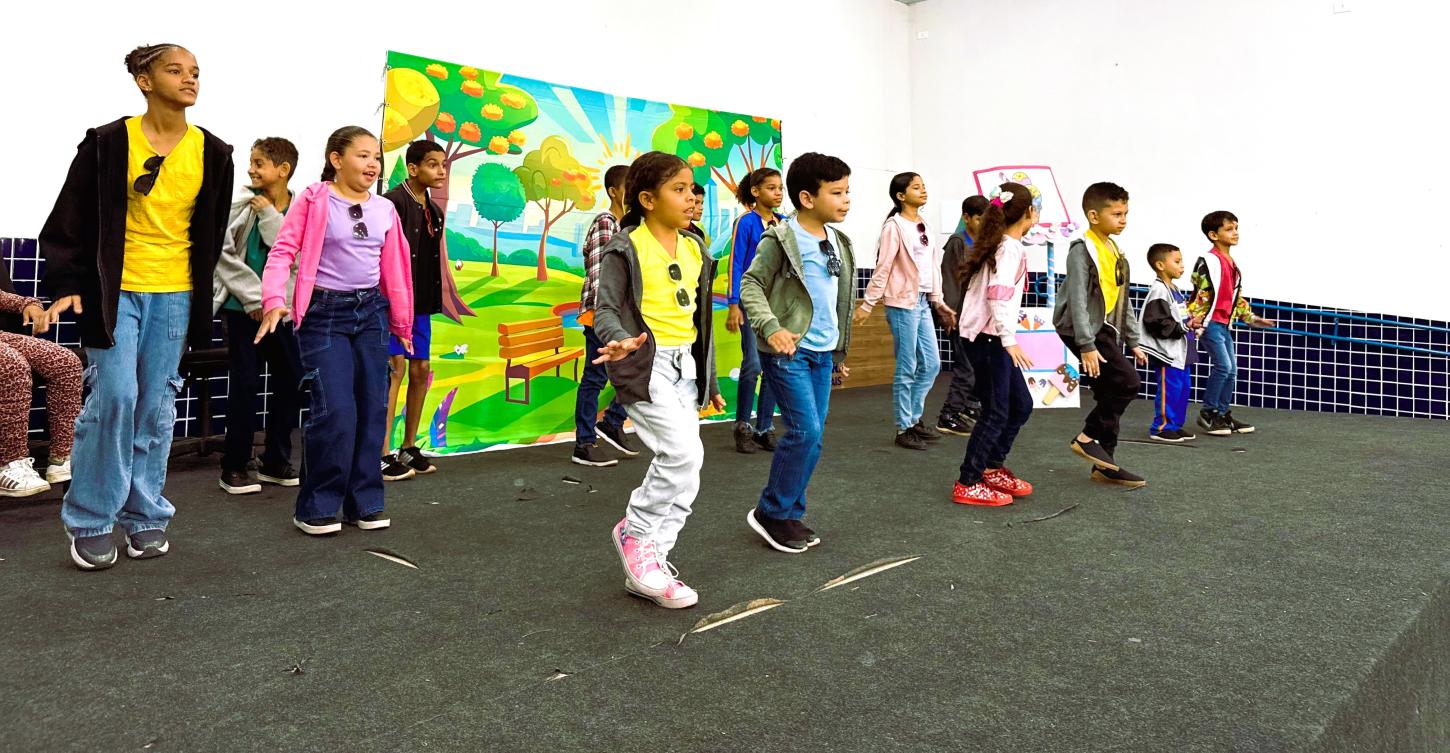 Alunos da Escola Municipal de Educação Bilíngue Professor Telasco Pereira Filho apresentam dança na Escola Municipal Paulo Freire, em homenagem à cultura surda e à inclusão. - Foto: PMI