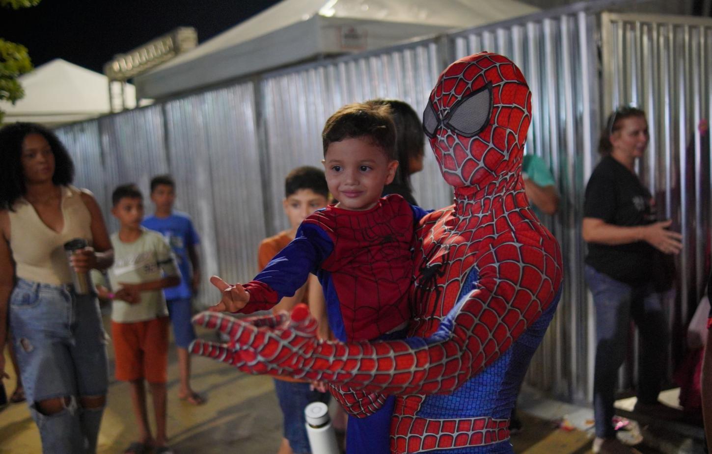 Personagens de super-heróis fizeram a alegria da criançada. - Foto: Matheus Cardoso