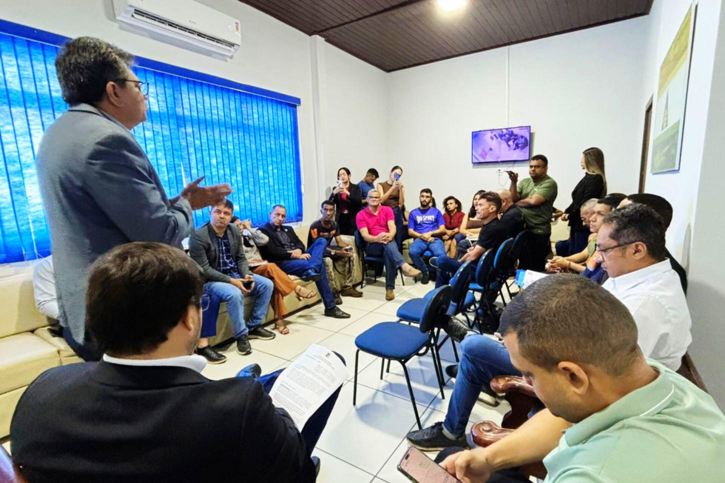 Adhemar Freitas Jr. discute regulamentação dos brinquedos elétricos na Beira Rio após apresentar anteprojeto de lei