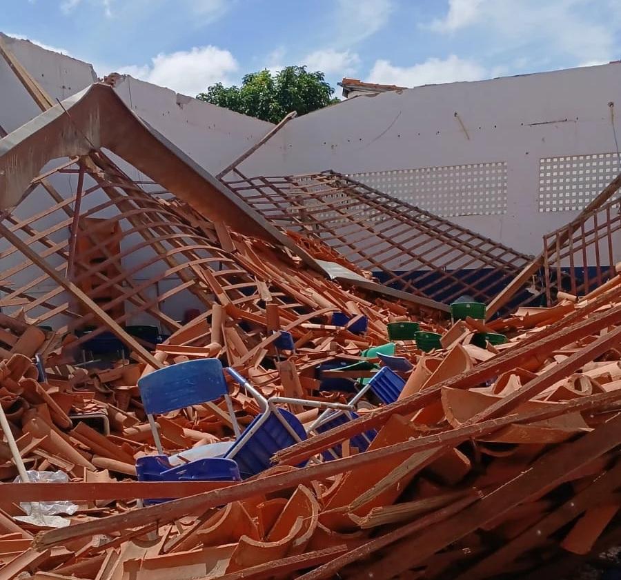 Teto da Escola Municipal Tomé de Sousa desaba após chuva em Imperatriz