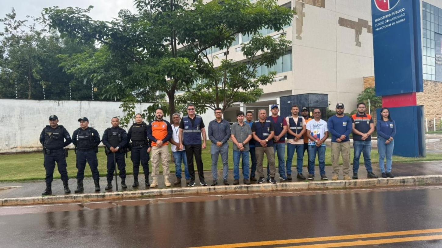 Representantes das secretarias municipais acompanham cumprimento de decisão judicial para desocupação de área de preservação permanente no Residencial Kubitschek. (Foto: Daniel Dias)