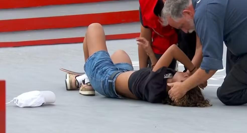 Rayssa Leal cai na última manobra e é atendida pela equipe médica no Mundial em São Paulo — Foto: Reprodução