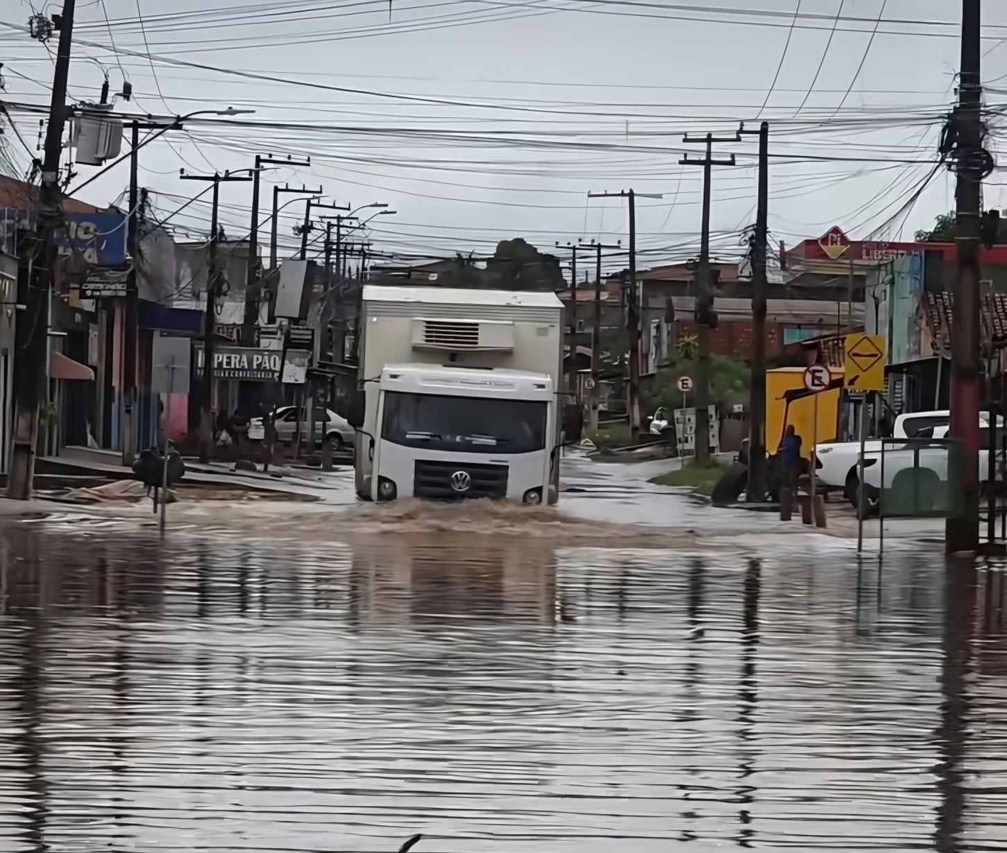 Chuva de 77 mm provoca alagamentos em diversos pontos de Imperatriz