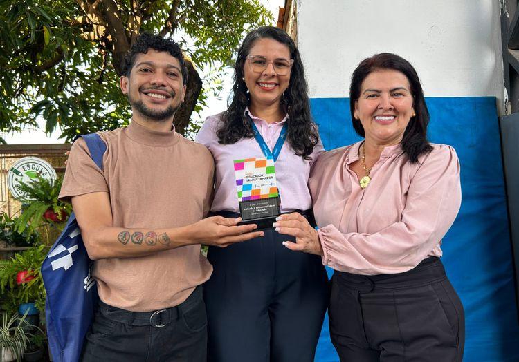 Professor Marcos Wallace Lima Sousa recebe premiação do SEBRAE por destaque no Prêmio Educador Transformador.
