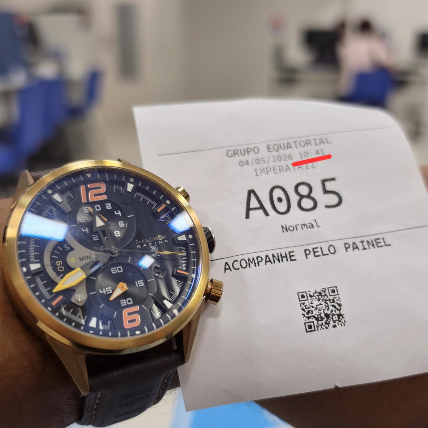 Foto tirada pelo consumidor mostra mais de 1 hora de atraso no atendimento. Foto: Divulgação
