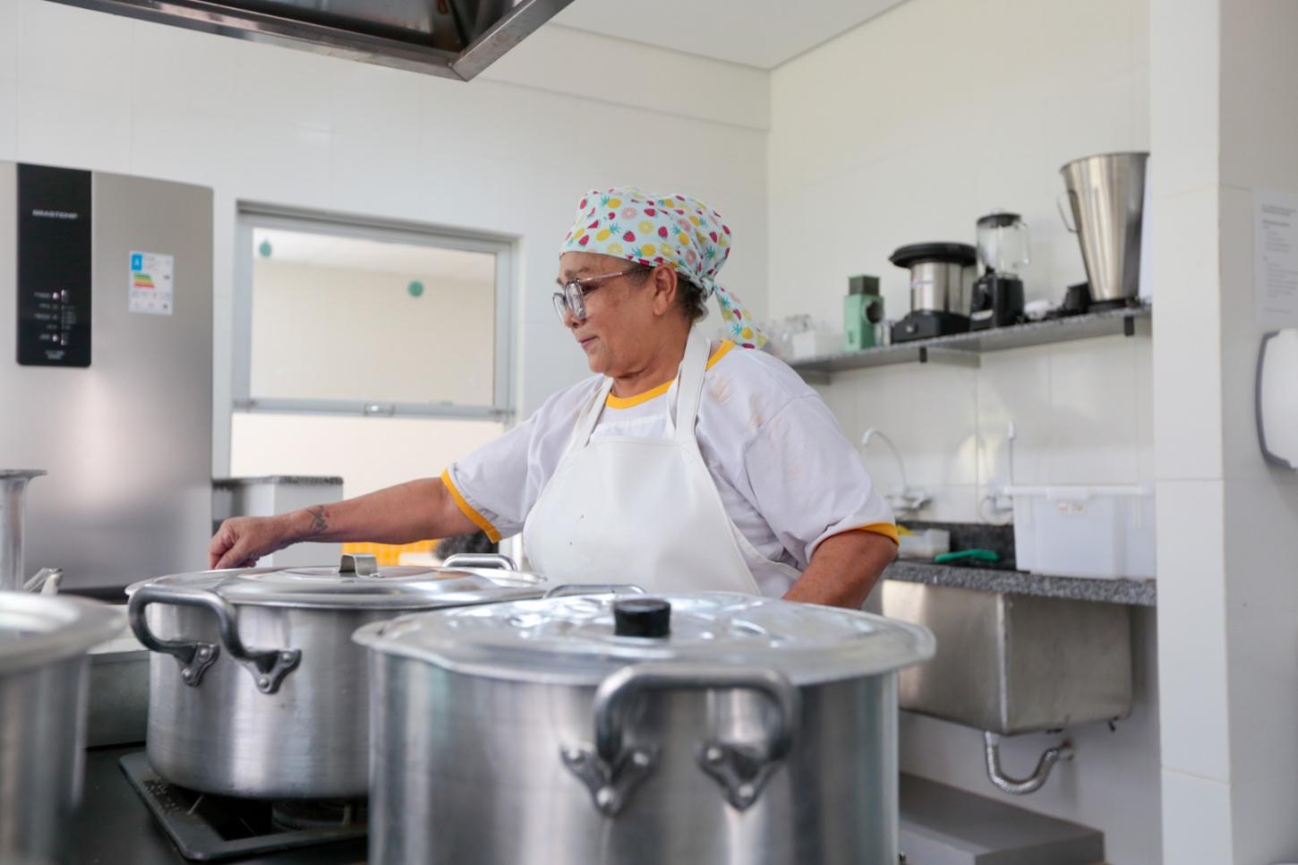 Três cozinheiras de escolas públicas municipais concorrem em concurso nacional de receitas escolares