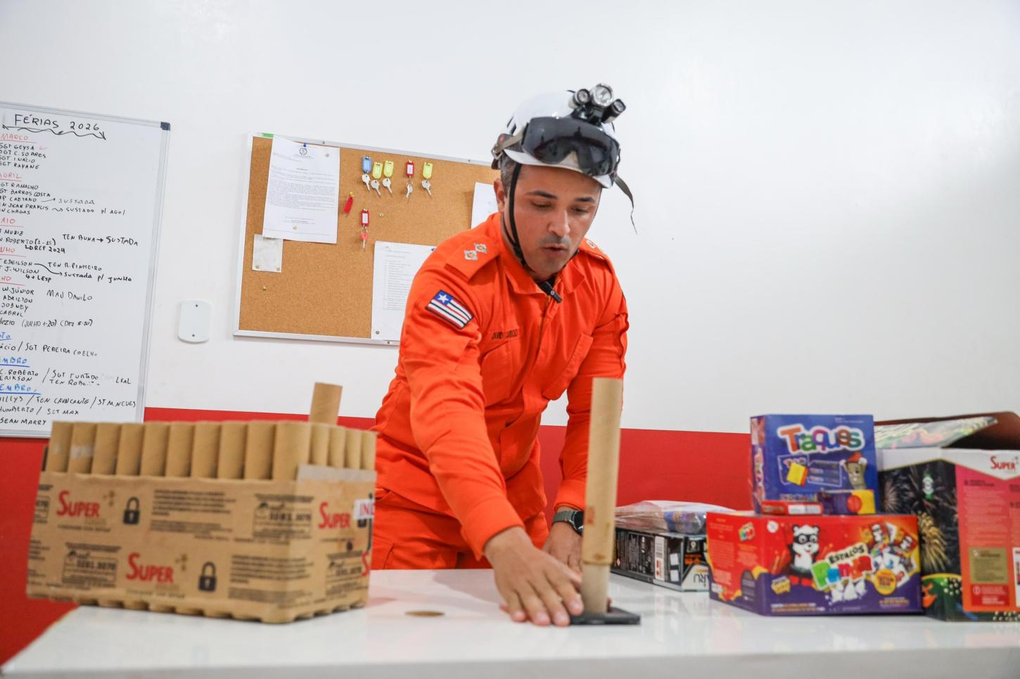 Bombeiro alertando sobre o manuseio de fogos - Foto Divulgação: CBMMA