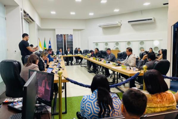 Seção que aprovou o PL de proteção aos professores. - Foto: CMI