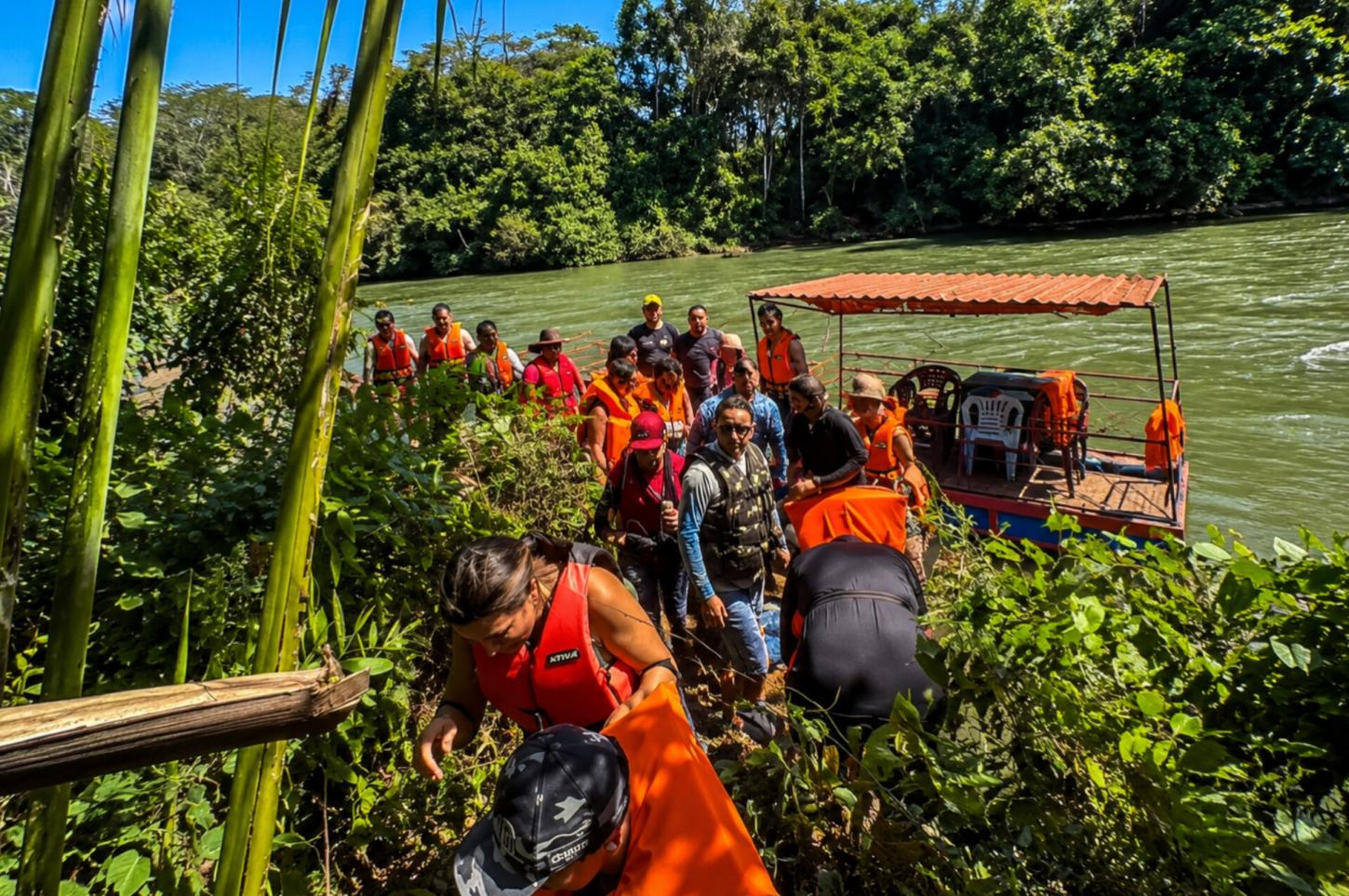 Oito mulheres e uma criança são resgatadas após embarcação correr risco de naufrágio no Rio Balsas Oito mulheres e uma criança são resgatadas após embarcação correr risco de naufrágio no Rio Balsas