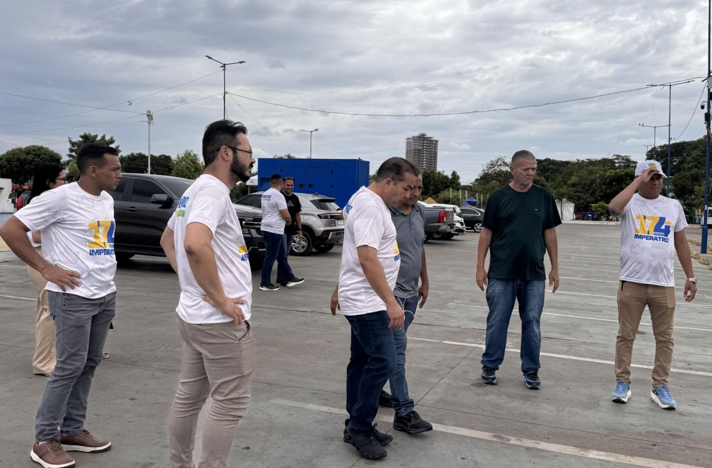 Prefeito acompanha os últimos detalhes na Beira Rio. - Foto:  Márcia Cardinot
