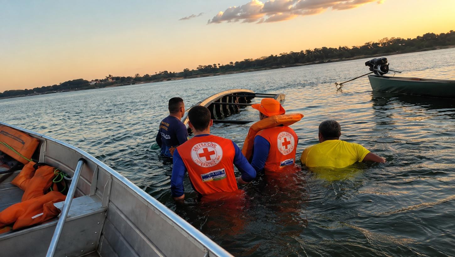 Barco naufraga próximo à Praia do Meio e mobiliza resgate de guarda-vidas da Defesa Civil