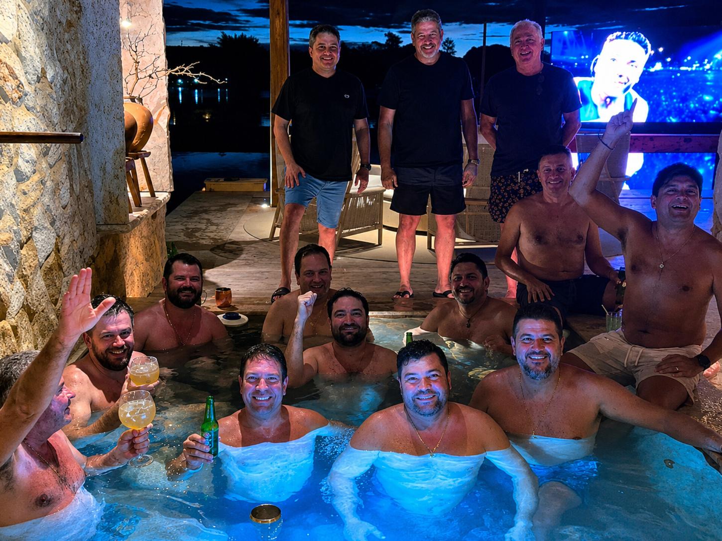 Foto encontrada pela PF no celular de Weverton Rocha expõe políticos e poderosos em piscina de advogado investigado