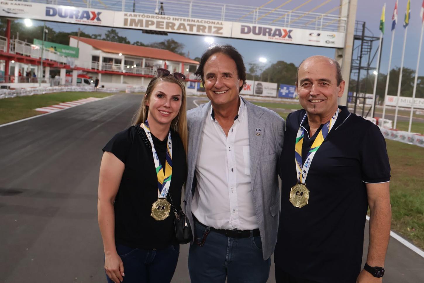 Giovanni Guerra (centro) com Lavinia Jonietz e Willibald Zöttl, da FIA (Fabio Oliveira / Radical Motors)