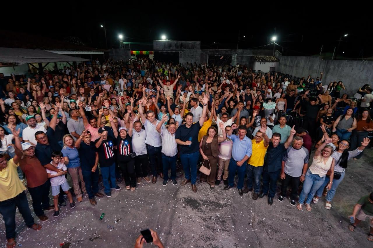 Orleans Brandão com lideranças em Caratupera. - Foto: Divulgação