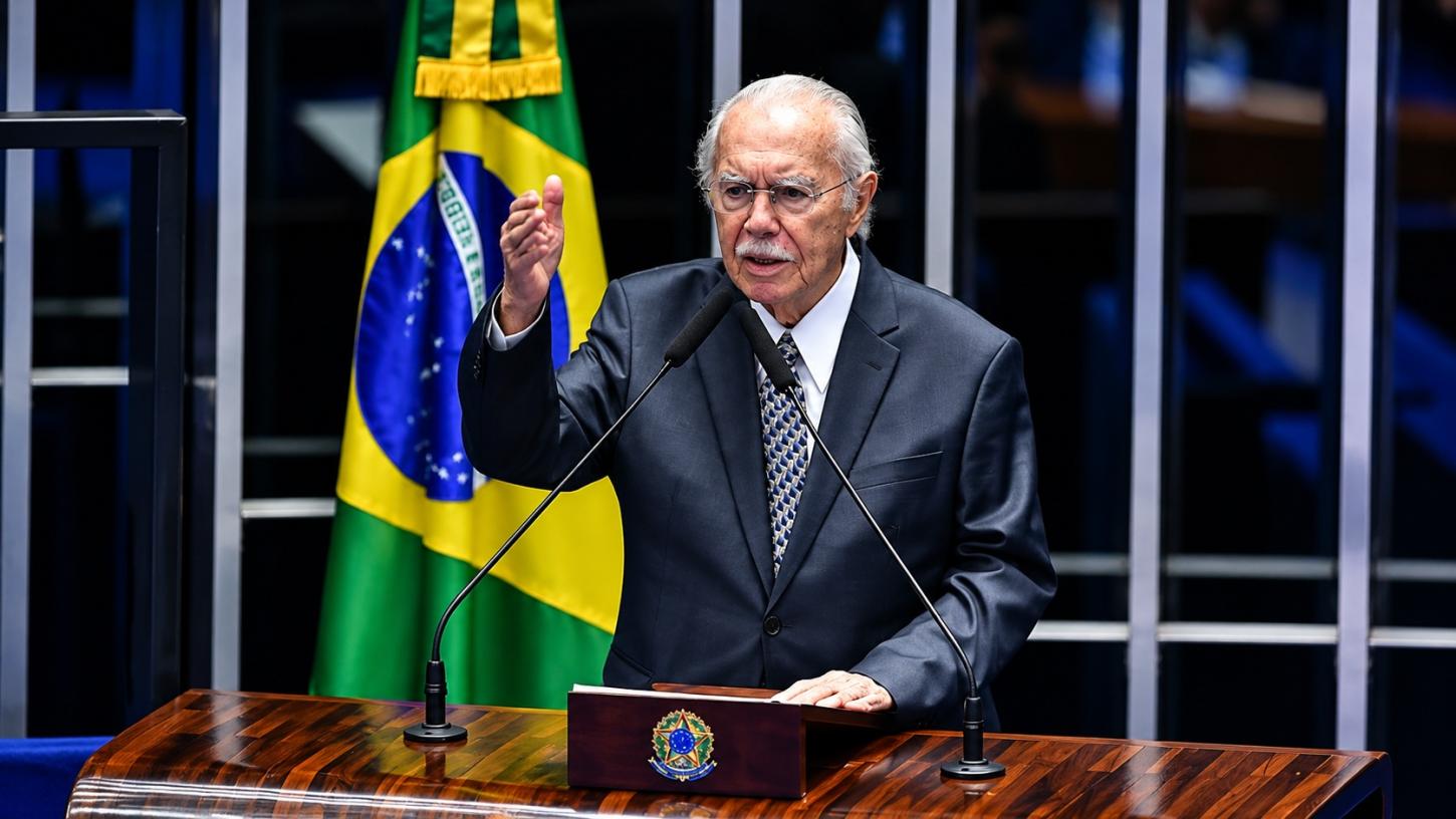 José Sarney recebe alta após três dias internado com pneumonia em São Luís