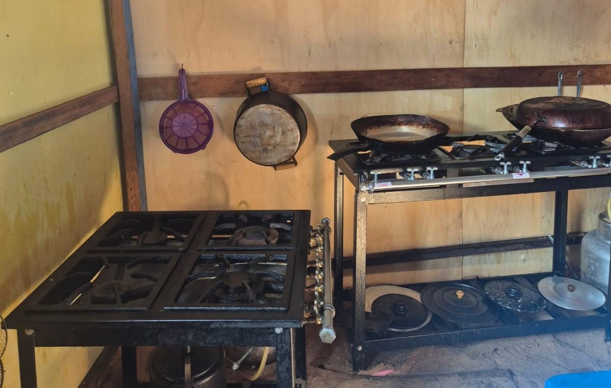 Onde os alimentos são preparados estão sendo fiscalizados. - Foto: Vigilância Sanitária