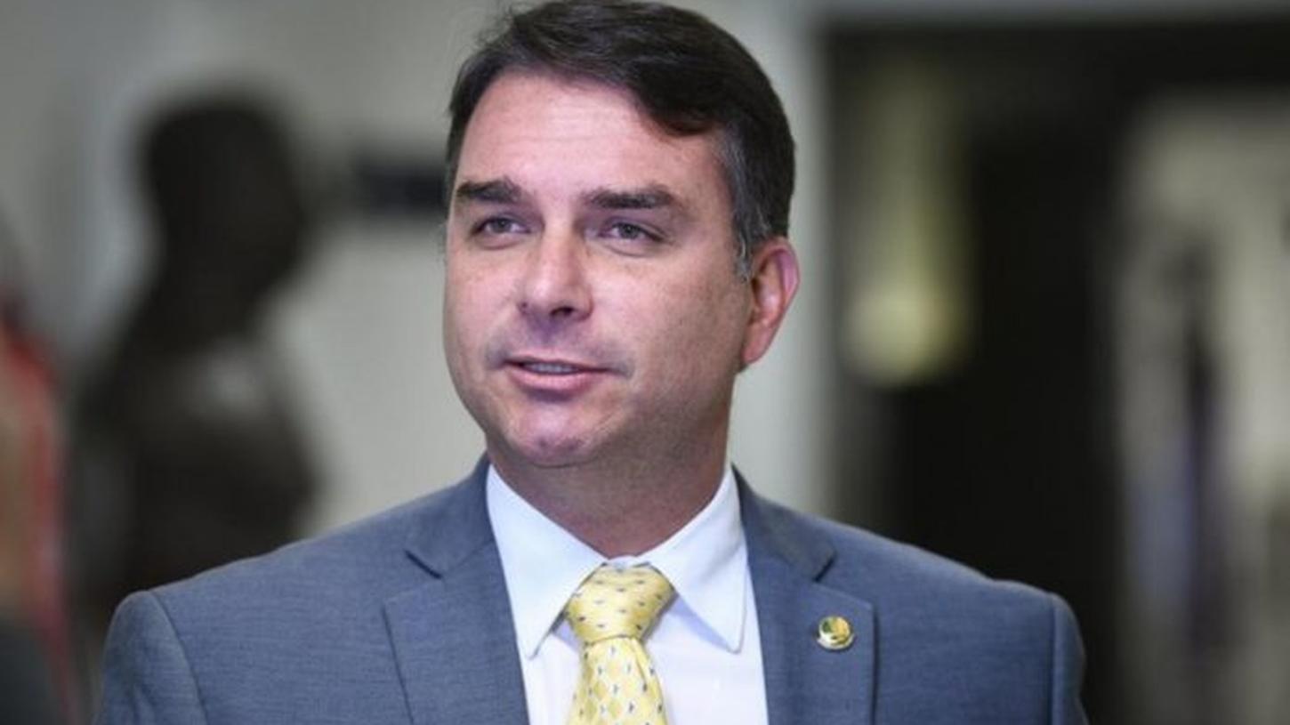 Aliados confirmam que Flávio Bolsonaro deixou o Brasil rumo aos Estados Unidos após ordem de Alexandre de Moraes