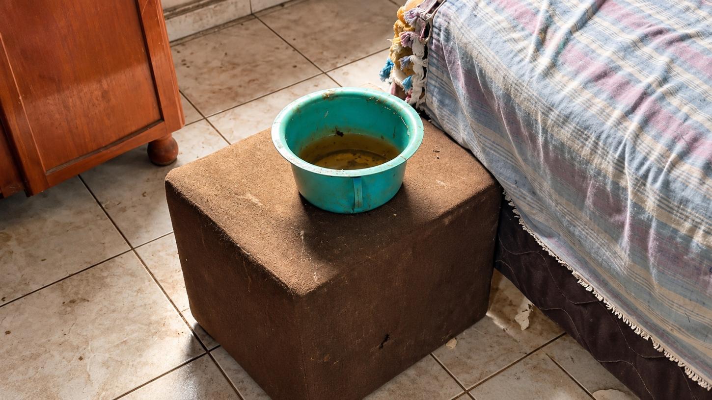 Filho é preso suspeito de maus-tratos à mãe de 96 anos encontrada trancada em casa em Caxias