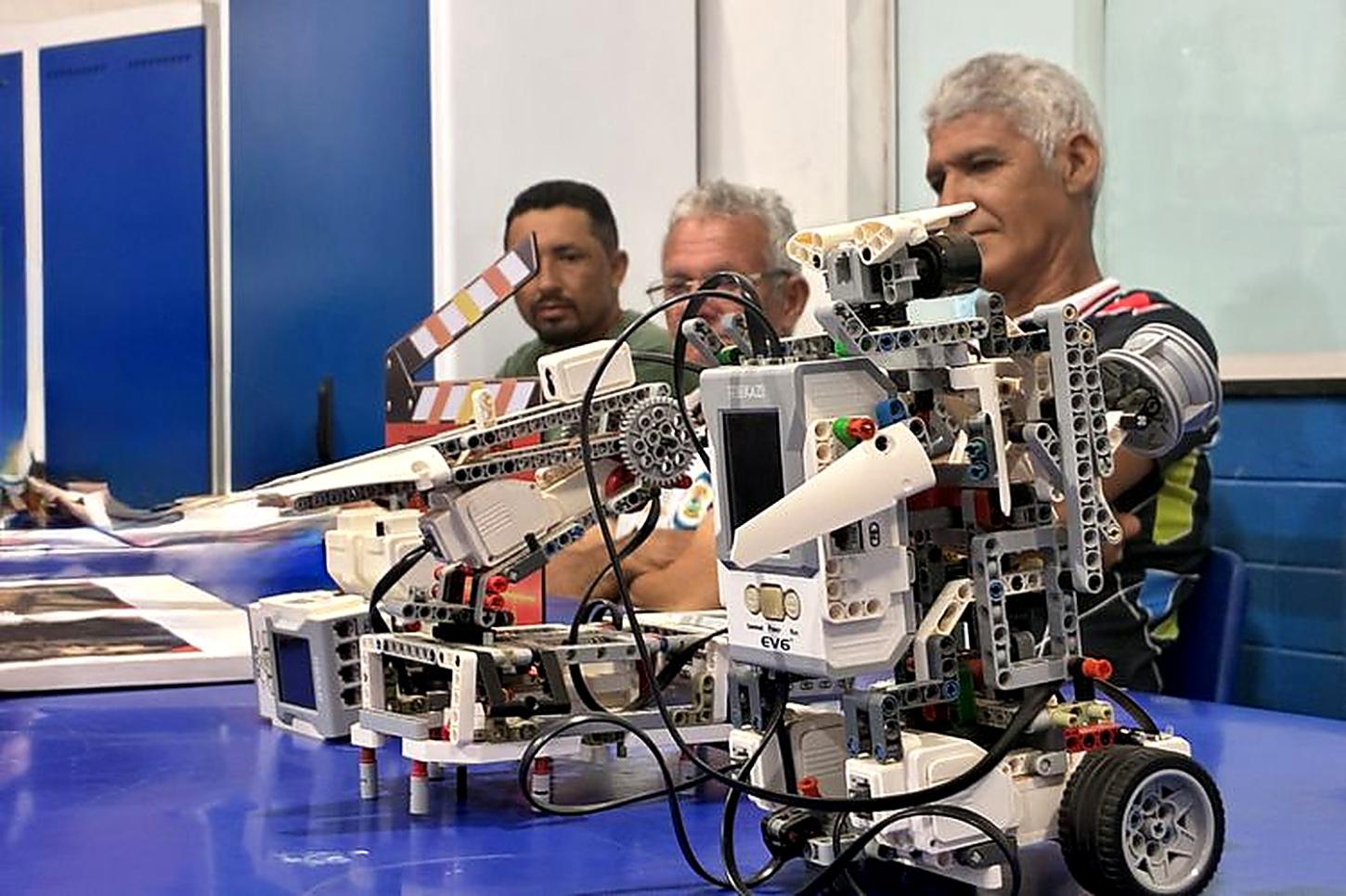 Prefeitura leva aulas de robótica a sete escolas da EJA em Imperatriz e amplia acesso à tecnologia para adultos e idosos