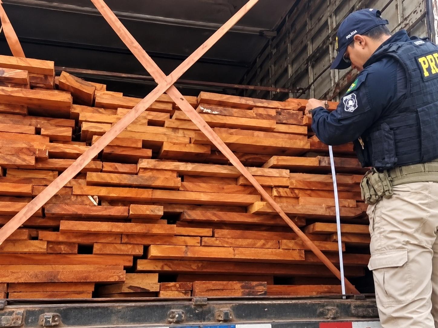 PRF apreende mais de 100 m³ de madeira irregular na BR-010 entre Imperatriz e Ribeirãozinho do Maranhão