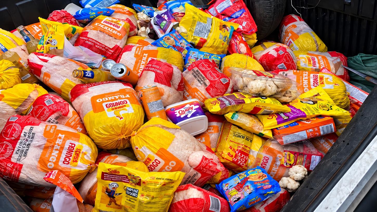 Procon Municipal apreende mais de 200 kg de alimentos vencidos em supermercado do bairro São José