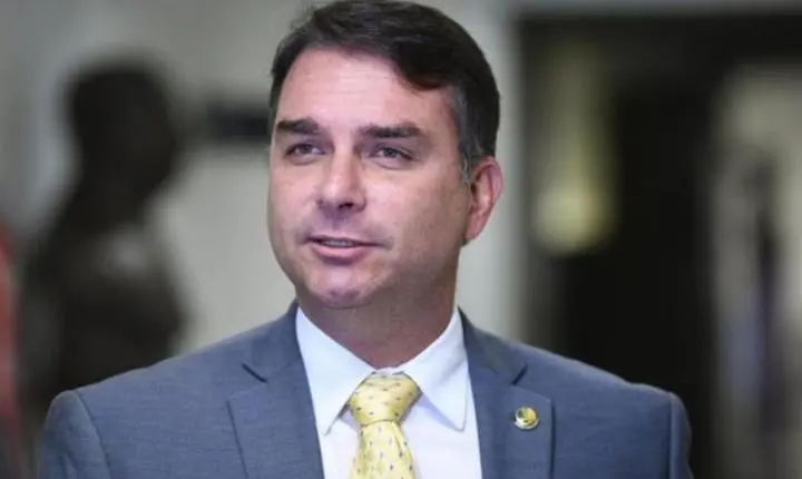 Aliados confirmam que Flávio Bolsonaro deixou o Brasil rumo aos Estados Unidos após ordem de Alexandre de Moraes