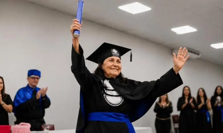 Aos 71 anos, Conceição vence barreiras do Alzheimer, se forma e realiza sonho de ser professora