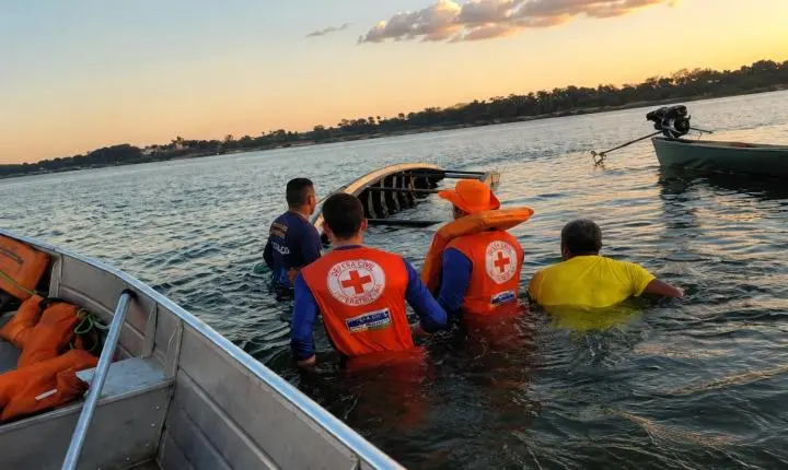 Barco naufraga próximo à Praia do Meio e mobiliza resgate de guarda-vidas da Defesa Civil