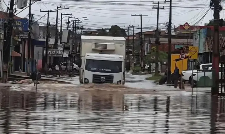 Chuva de 77 mm provoca alagamentos em diversos pontos de Imperatriz