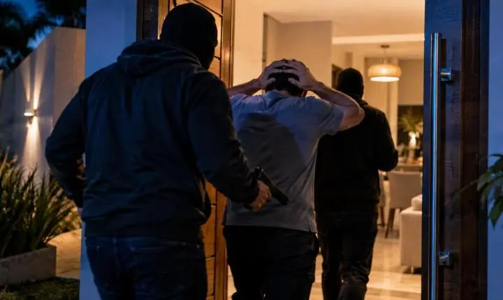 Empresário é rendido por bandidos dentro de casa e obrigado a fazer Pix de R$ 30 mil em São Luís