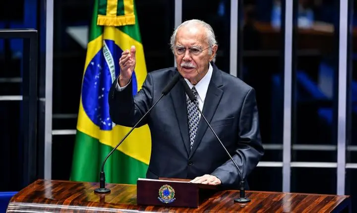 José Sarney recebe alta após três dias internado com pneumonia em São Luís