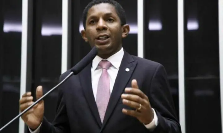 Josivaldo JP vota contra urgência de projeto que endurece penas para crimes de misoginia