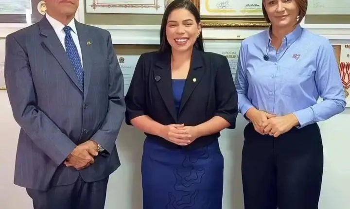 Mariana Carvalho se filia no PL ao lado de Valdemar da Costa Neto e Michelle Bolsonaro 