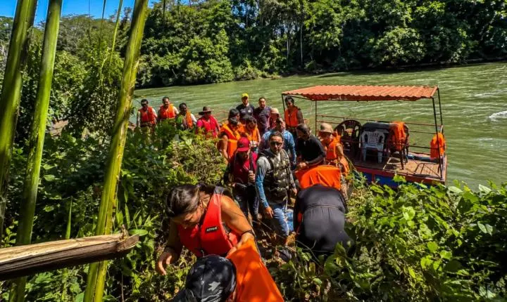 Oito mulheres e uma criança são resgatadas após embarcação correr risco de naufrágio no Rio Balsas