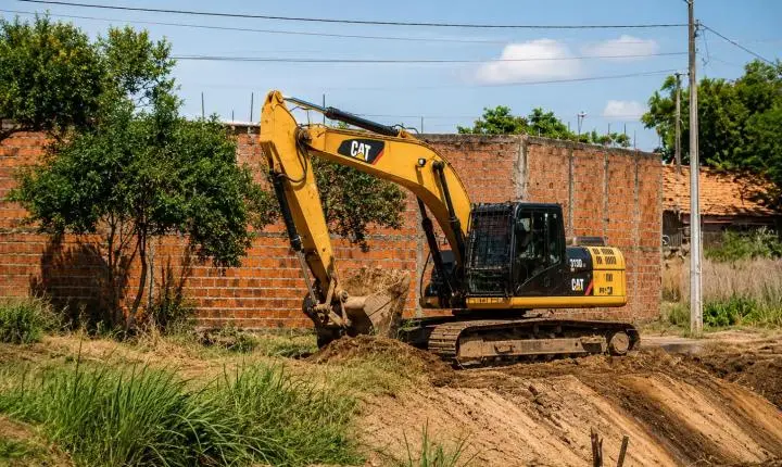 Prefeitura de Imperatriz inicia operação de limpeza de riachos para reduzir riscos de alagamentos