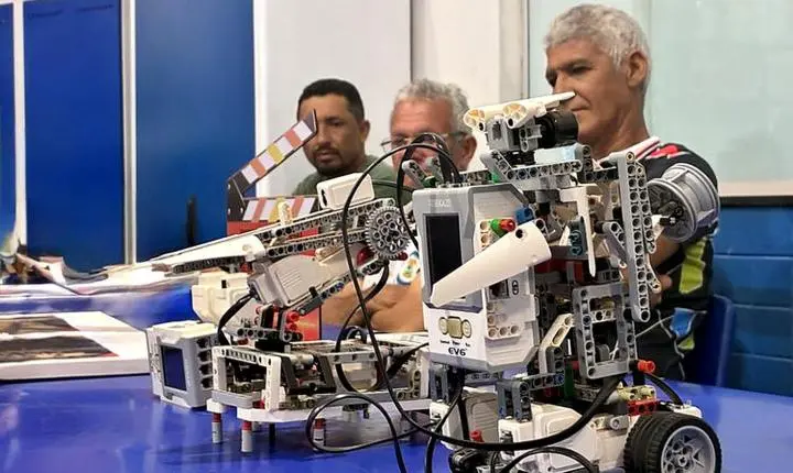 Prefeitura leva aulas de robótica a sete escolas da EJA em Imperatriz e amplia acesso à tecnologia para adultos e idosos