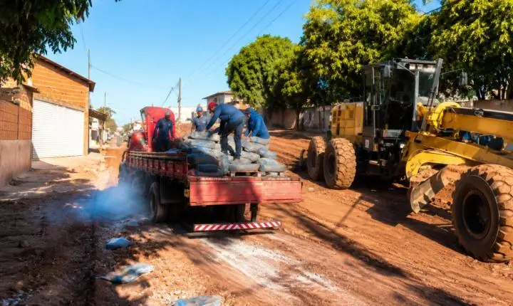 Rua Euclides da Cunha na Vila Nova recebe aplicação de solo-cimento para garantir durabilidade do asfalto