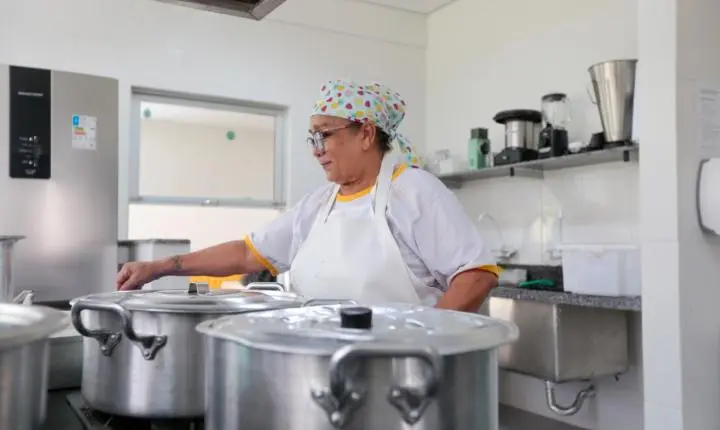Três cozinheiras de escolas públicas municipais concorrem em concurso nacional de receitas escolares