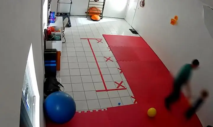 Vídeo mostra criança autista sendo arremessada ao chão por funcionário de clínica em São Luís